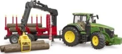 Bruder Traktor John Deere 7R350 Mit Rückeanhänger Und Vier Baumstämmen